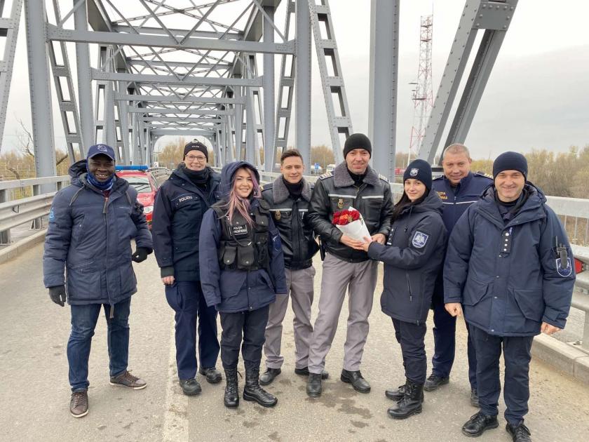 Și-au dat întâlnire pe podul de peste Prut! Cum și-au felicitat polițiștii de frontieră din Republica Moldova colegii din România