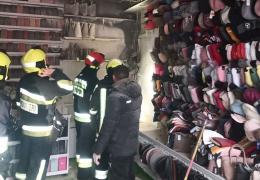 /VIDEO/ Butic cu haine din Piața Centrală, cuprins de flăcări: Care este cauza producerii incendiului