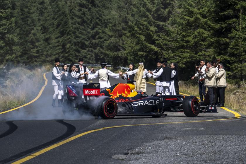 Şi horă s-a dansat, şi pit stop s-a făcut! Red Bull Racing a felicitat România pe Transalpina