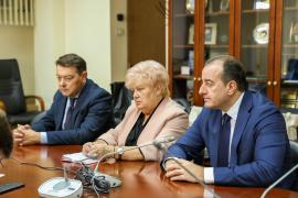 Наказали леем за прогулы. Группа молдавских депутатов лишилась части заработной платы 
