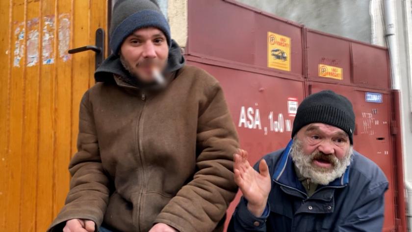 /VIDEO/ Dorm pe jos, lângă gunoi, în frig și în murdărie. Oamenii străzii își arată „adăposturile” și își deschid sufletele