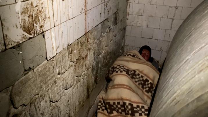 /VIDEO/ Un acoperiș și o masă caldă: Unde își petrec sărbătorile oamenii fără adăpost din Chișinău