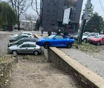 /VIDEO/Accident în Capitală: Șoferul unui BMW a tamponat două mașini parcate. Un automobil, la un pas să cadă de la înălțime