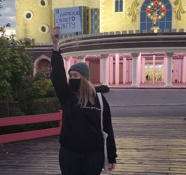 В России девушку оштрафовали по делу о «дискредитации» армии из-за плаката с надписью "Мир"