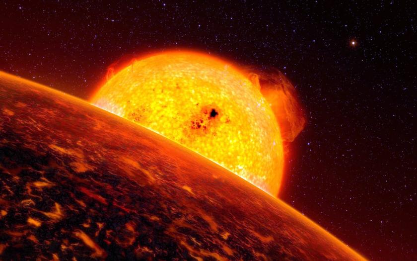 Астрономы впервые обнаружили планету, которая падает на свою умирающую звезду