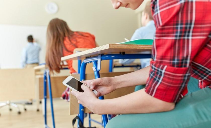 /VIDEO/ Când vor fi interzise telefoanele mobile în școli? Perciun: „Până în septembrie rămân, după - avem timp să discutăm ce putem face”
