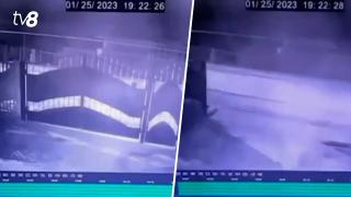/VIDEO/ Momentul în care o mașină spulberă o poartă și un gard la Sângerei: Șoferul și soția lui au ajuns la spital
