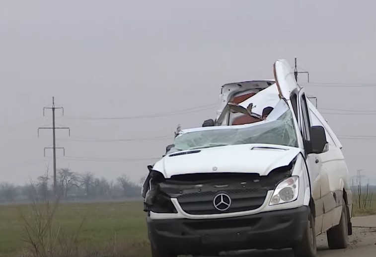 /VIDEO/ Microbuzul rupt în bucăți a revenit pe propriile roți pe șosea: Imagini virale după accidentul teribil