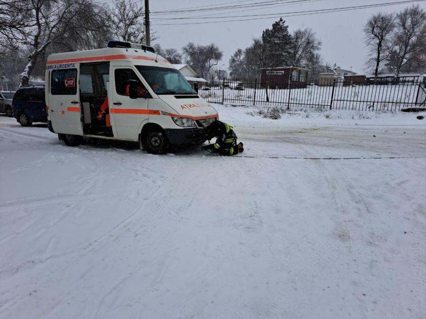 O ambulanță și 11 tiruri au avut nevoie de ajutorul salvatorilor, după ce au rămas blocate în zăpadă