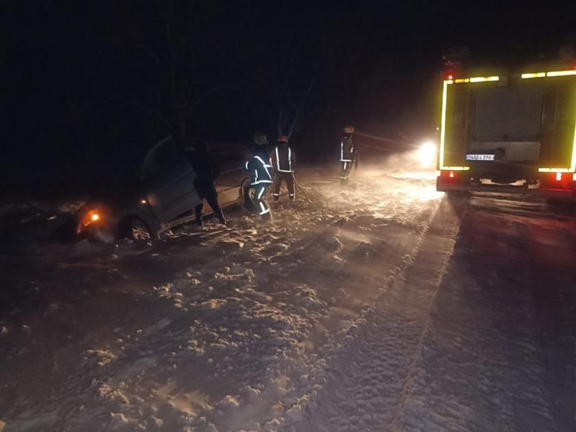 Camioane, mașini, autocare cu pasageri și ambulanțe, blocate în sudul țării din cauza zăpezii: Datele IGSU