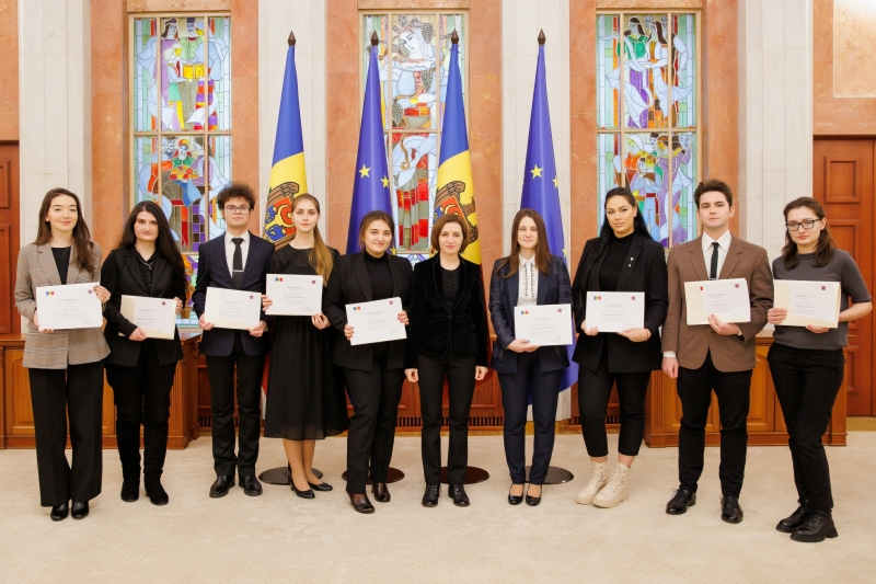 /FOTO/ Absolvenții Programului de stagii la Președinție, felicitați de Maia Sandu: Unii tineri s-au angajat în instituții publice