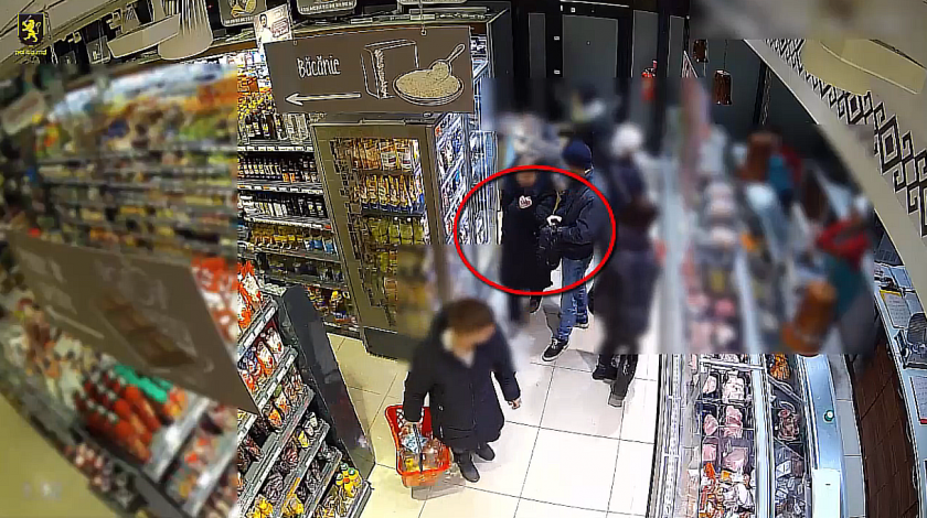 Furt în supermarket: Momentul în care un bărbat sustrage telefonul din buzunarul unei femei. Cum a fost surprins un alt suspect