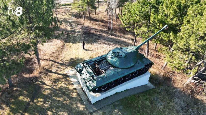 /VIDEO/ Lipsesc în Armata Națională, dar nu și în satele Moldovei: Tancurile sovietice, instalate pe post de monument
