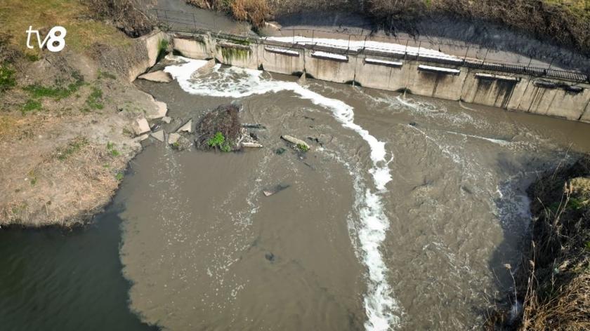 /VIDEO/ Imagini șocante cu Bîc, cel mai degradat râu din țară! Ce arată testele de laborator și cum „șmecherii” varsă apa murdară