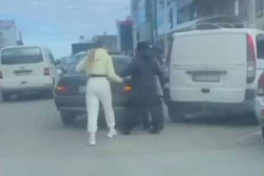 Scenă de film pe o stradă de la Comrat! O șoferiță a scos o armă în urma unui conflict iscat în trafic