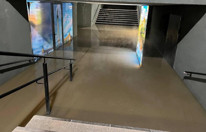 /VIDEO/ O altă avarie în Capitală! Un pasaj subteran a fost inundat cu apă caldă 