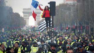 Furie în toată Franța: Cetățenii au protestat după ce Parlamentul a respins moțiunile de cenzură împotriva reformei pensiilor
