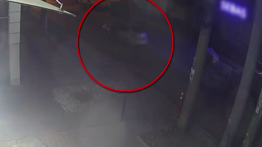 /VIDEO/ Ar fi furat două mașini parcate chiar în centrul Chișinăului: Cine e suspectul și cum a reușit să pătrundă în automobile