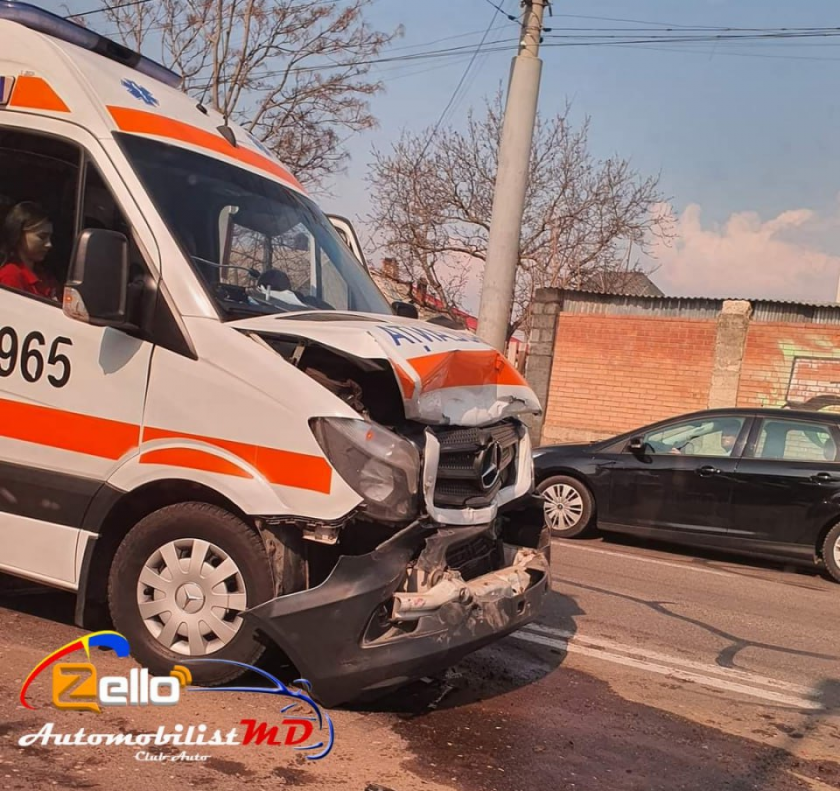 /FOTO/ Accident puternic pe strada Grenoble din Capitală: O ambulanță, grav avariată