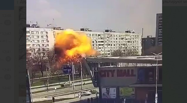 /VIDEO/ Momentul în care o rachetă lovește un bloc de locuit din Zaporojie: Explozia a provocat un incendiu