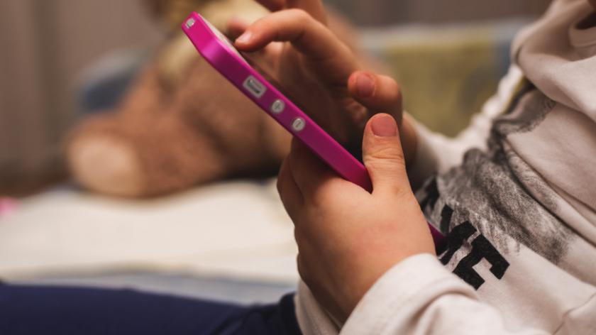 Țara care interzice telefoanele mobile în școli. Vrea să crească rata de alfabetizare în rândul tinerilor