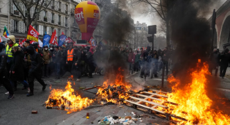 Во Франции ужесточаются протесты: Демонстранты подожгли мэрию