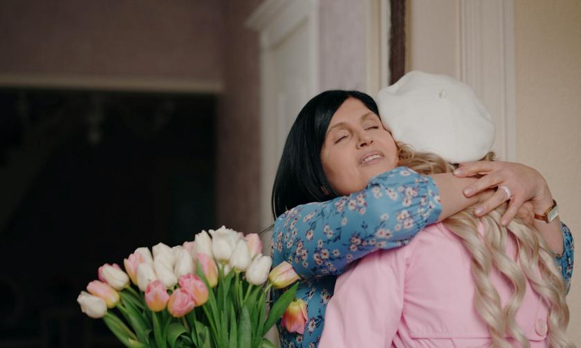/VIDEO/ Premieră emoționantă! De ziua mamei sale, interpreta Mariana Mihăilă a lansat o nouă piesă: „Tu ești raza mea de soare”