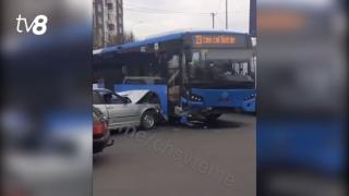Încă un accident cu implicarea transportului public în Chișinău: Un BMW a intrat într-un autobuz de pe ruta 23
