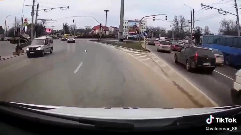 Toţi îi cedează? Un şofer de ambulanţă arată cât de repede se poate mişca prin Chişinău