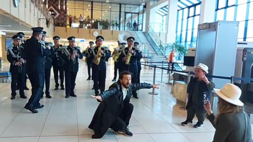 /VIDEO/ Surpriză pentru Pasha Parfeni la Aeroport: Cum a sunat „Soarele și Luna”, interpretată de orchestra Poliției de Frontieră