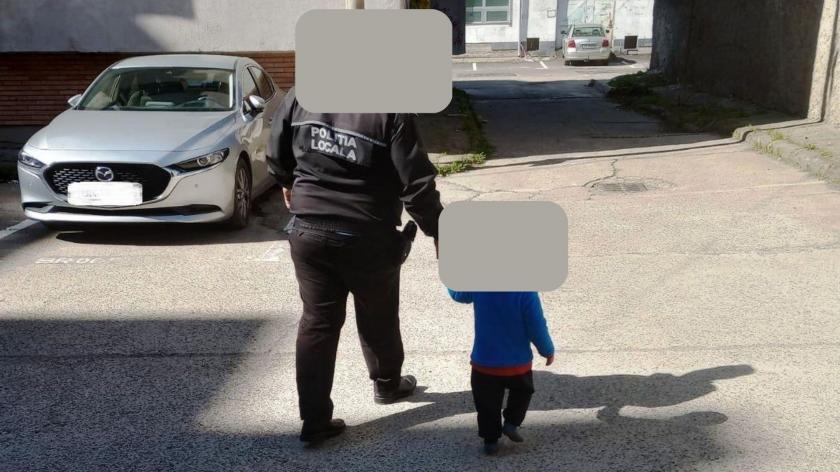 Un copil de doi ani din Moldova se plimba desculț, îmbrăcat neadecvat și singur pe o stradă din România: Unde era mama