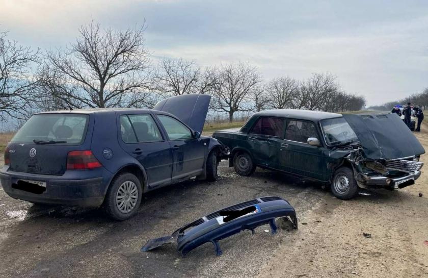 /FOTO/ Impact violent între două mașini pe traseul Bucovăț-Nisporeni: Doi bărbați au avut nevoie de îngrijiri medicale