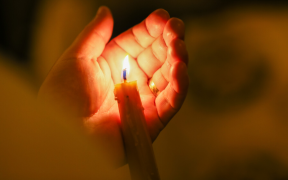 Lumina Sfântă: De ce este important să o păstrezi aprinsă și ce să faci cu lumânarea după Înviere, când ajungi acasă