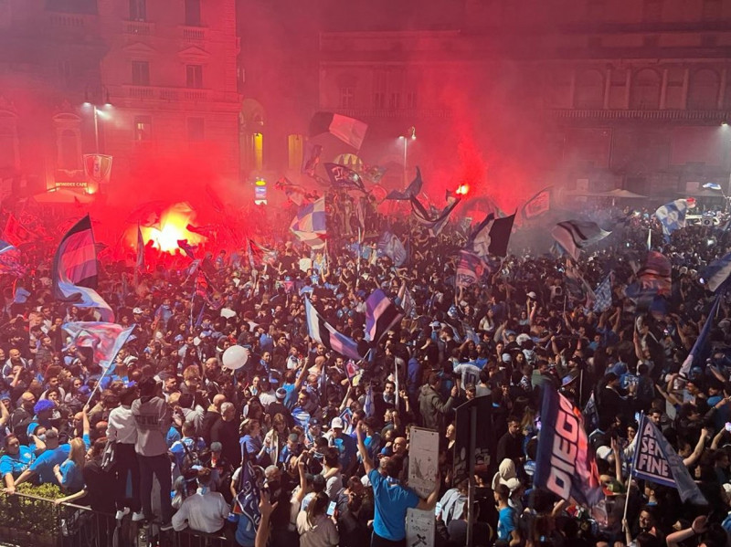 Napoli, campioana Italiei după 33 de ani: Focuri de artificii și oameni dansând de bucurie. Cum au trăit fanii câștigarea titlului