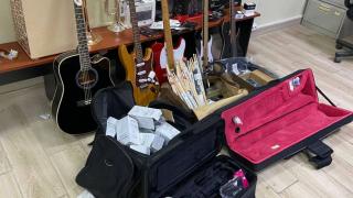 /FOTO/ Captură muzicală de proporții: Vameșii au confiscat mai multe instrumente muzicale, introduse ilegal în țară
