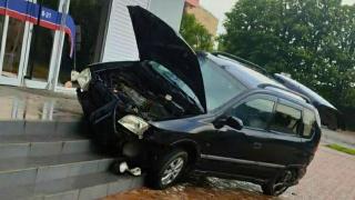 /FOTO/ Accident șocant: Un tânăr a ajuns la spital, după ce i s-a făcut rău la volan și a ajuns cu mașina pe scările unui magazin
