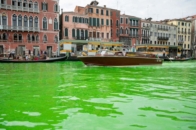 /VIDEO/ Apa Marelui Canal din Veneția s-a colorat în verde fosforescent: Speculațiile despre incident abundă
