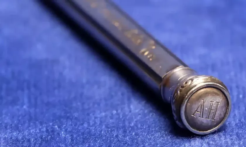 Creionul pe care Adolf Hitler l-a primit de la Eva Braun, scos la licitație: Prețul lui ar putea ajunge la 80 mii de lire sterline