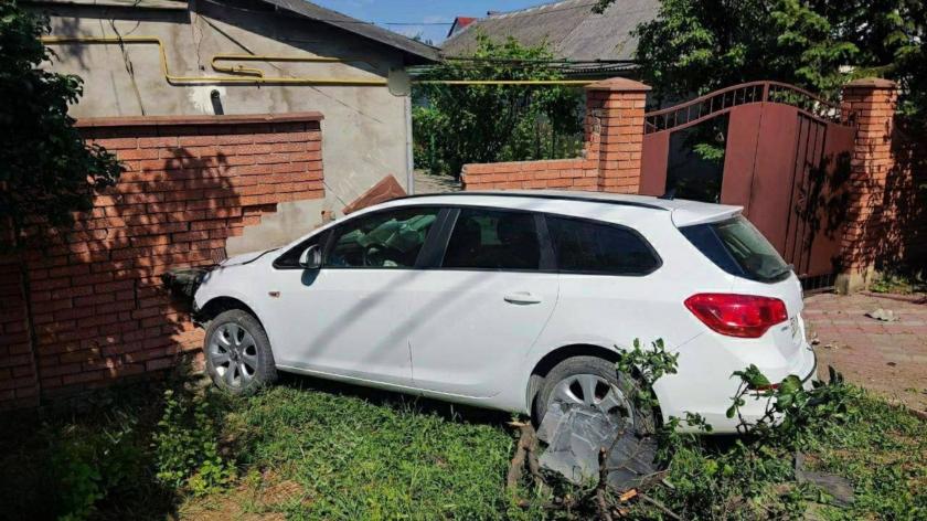 /VIDEO/ A adormit la volan și a ajuns cu mașina în gardul unei case, la Tighina: În automobil se aflau doi copii
