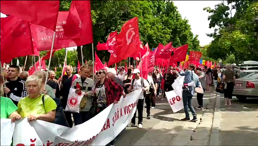 /VIDEO/ „Ținem minte, ne mândrim”: Drapelele fostei URSS, prezente la un nou marș organizat în Capitală