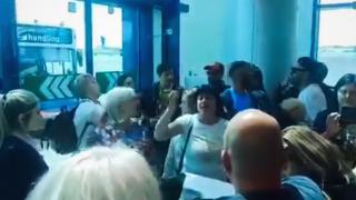 Очередная отмена: пассажиры рейса FlyOne устроили скандал в аэропорту Кишинева