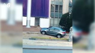 /VIDEO/ A ajuns cu mașina pe scările Guvernului: Isprava unui șofer, surprinsă de internauți