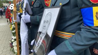 Мирча Снегура похоронили на Центральном кладбище Кишинева: десятки людей пришли проститься - ФОТО
