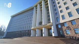 Парламент Молдовы отмечает 33-летие. Перед зданием выставили архивные фото
