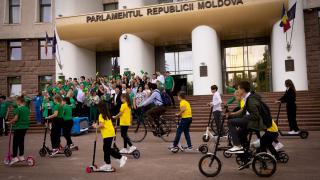 /VIDEO/ Deputați și copii pe biciclete, trotinete sau role, în fața Parlamentului: Cum au marcat Ziua mondială fără mașini