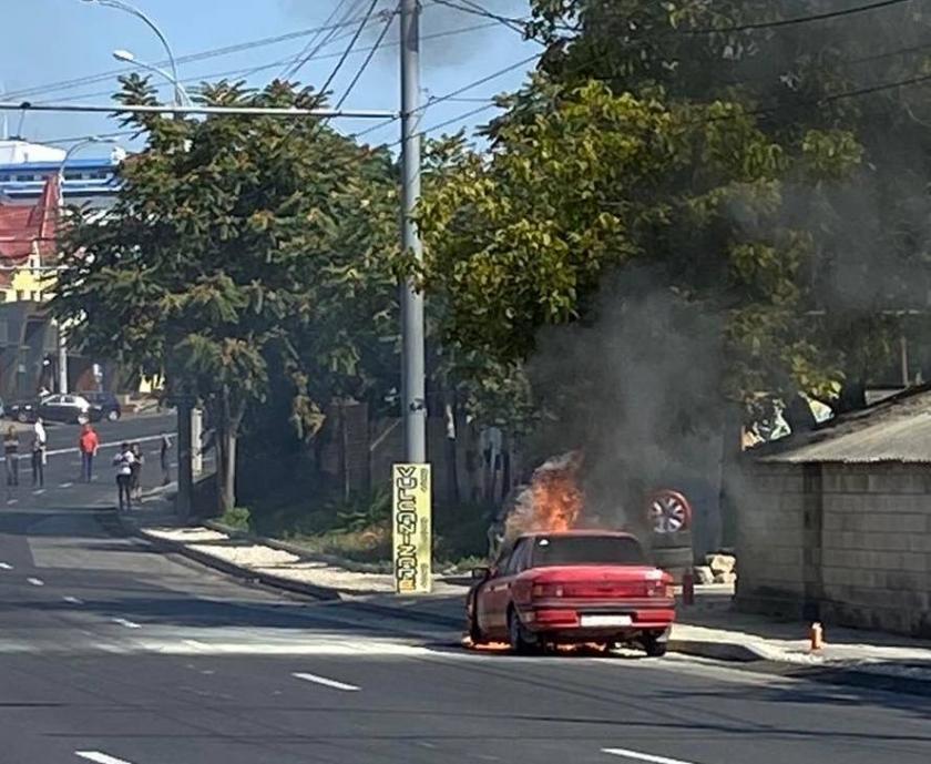 В Кишиневе на улице Каля Орхеюлуй загорелась машина