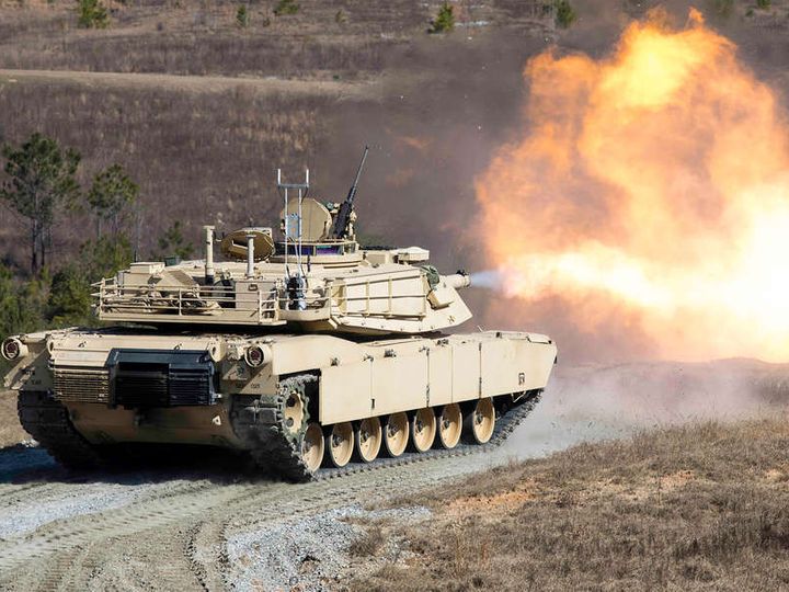 "Готовятся усилить наши бригады". Зеленский подтвердил прибытие первой партии танков Abrams в Украину