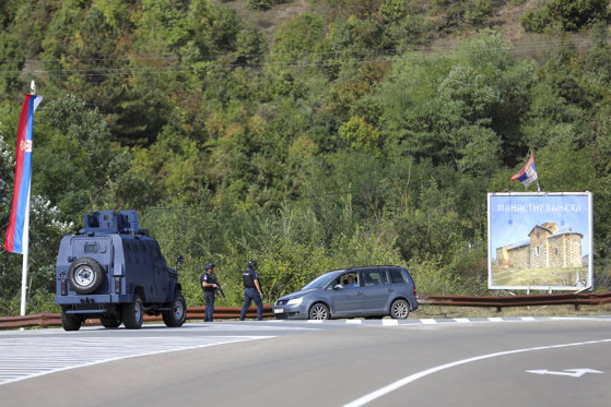 Noi violenţe în Kosovo: Bărbaţi înarmaţi au luat cu asalt o mănăstire sârbă. Patru persoane au murit