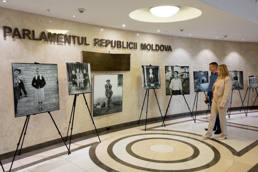 Expoziție la Parlament: Fotografiile renumitului Zaharia Cușnir pot fi admirate de vizitatori