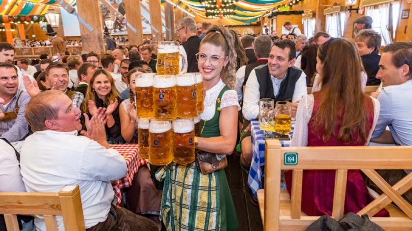 /VIDEO/ Moment viral! O chelneriță ridică deodată 13 halbe cu bere, de 30 kg: „Clienții comandă mai mult pentru a vedea piramida”